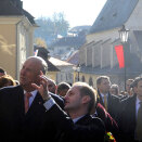 King Harald on a guided tour of Banská &#138;tiavnica (Photo: Radovan Stoklasa, Reuters / Scanpix)